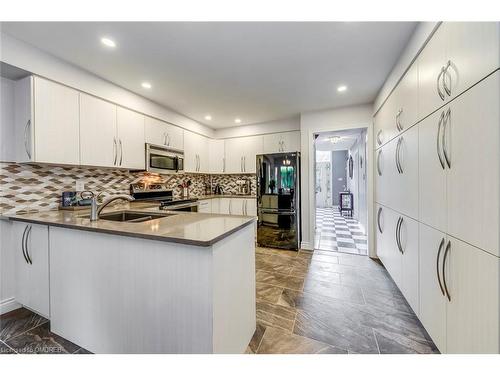 566 Blenheim Crescent, Oakville, ON - Indoor Photo Showing Kitchen With Double Sink With Upgraded Kitchen