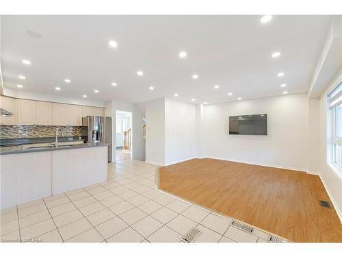 5953 Tenth Line W, Mississauga, ON - Indoor Photo Showing Kitchen