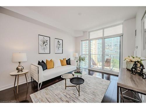 715-551 Maple Avenue, Burlington, ON - Indoor Photo Showing Living Room