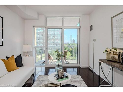 715-551 Maple Avenue, Burlington, ON - Indoor Photo Showing Living Room