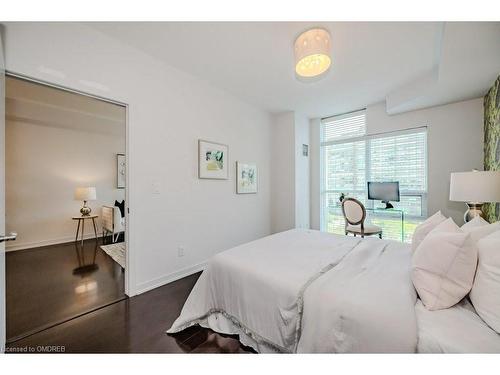 715-551 Maple Avenue, Burlington, ON - Indoor Photo Showing Bedroom