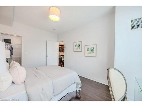 715-551 Maple Avenue, Burlington, ON - Indoor Photo Showing Bedroom