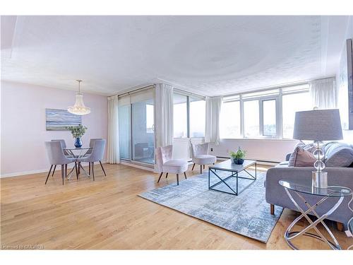 602-40 Harrisford Street, Hamilton, ON - Indoor Photo Showing Living Room