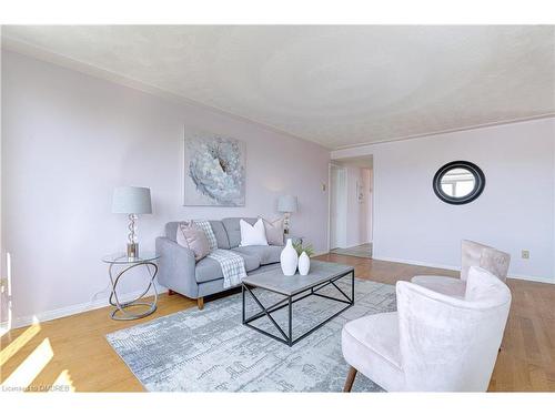 602-40 Harrisford Street, Hamilton, ON - Indoor Photo Showing Living Room