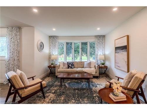 17 Woodsview Avenue, Grimsby, ON - Indoor Photo Showing Living Room