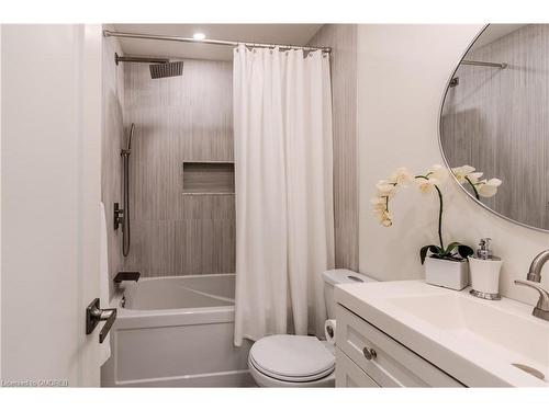 17 Woodsview Avenue, Grimsby, ON - Indoor Photo Showing Bathroom