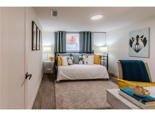 17 Woodsview Avenue, Grimsby, ON - Indoor Photo Showing Bedroom