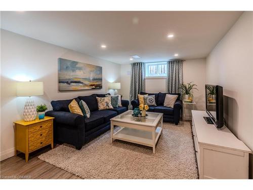 17 Woodsview Avenue, Grimsby, ON - Indoor Photo Showing Living Room