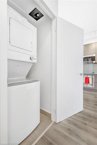 402-3005 Pine Glen Road, Oakville, ON - Indoor Photo Showing Laundry Room