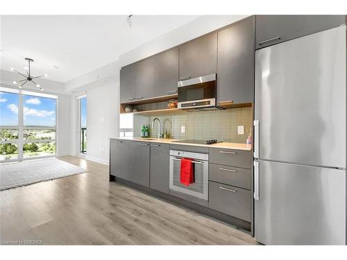 402-3005 Pine Glen Road, Oakville, ON - Indoor Photo Showing Kitchen With Stainless Steel Kitchen