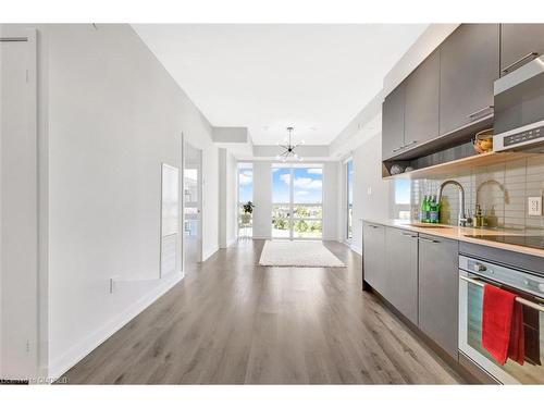 402-3005 Pine Glen Road, Oakville, ON - Indoor Photo Showing Kitchen