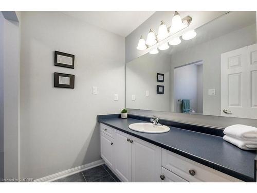 369 Potts Terrace, Milton, ON - Indoor Photo Showing Bathroom