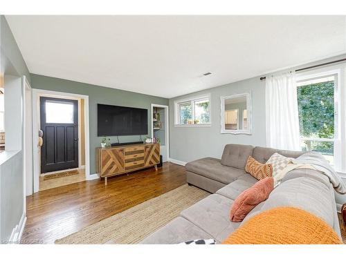 34 Elizabeth Street S, Brampton, ON - Indoor Photo Showing Living Room