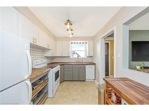 34 Elizabeth Street S, Brampton, ON - Indoor Photo Showing Kitchen