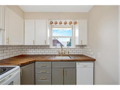 34 Elizabeth Street S, Brampton, ON - Indoor Photo Showing Kitchen