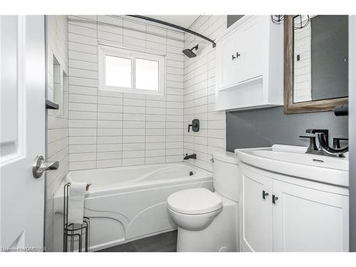 1801 Biscayne Drive, Cambridge, ON - Indoor Photo Showing Bathroom