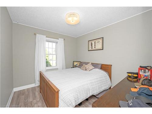 6024 Dixon Street, Niagara Falls, ON - Indoor Photo Showing Bedroom