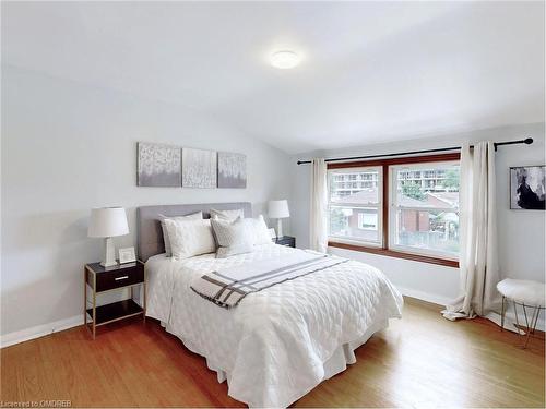 109 East 11Th Street, Hamilton, ON - Indoor Photo Showing Bedroom