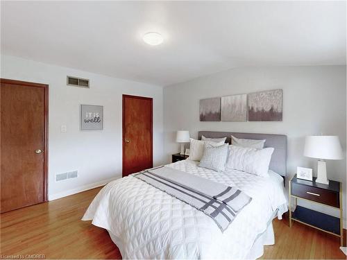 109 East 11Th Street, Hamilton, ON - Indoor Photo Showing Bedroom