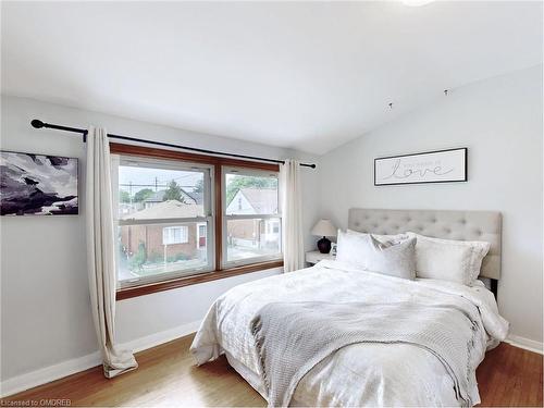 109 East 11Th Street, Hamilton, ON - Indoor Photo Showing Bedroom