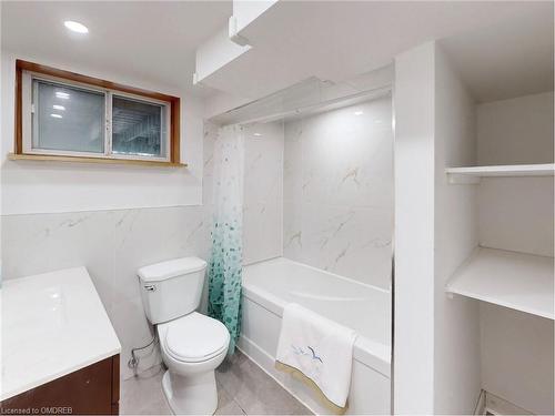 109 East 11Th Street, Hamilton, ON - Indoor Photo Showing Bathroom