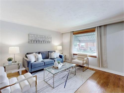 109 East 11Th Street, Hamilton, ON - Indoor Photo Showing Living Room