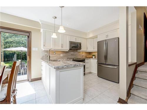 37 Heslop Court, Halton Hills, ON - Indoor Photo Showing Kitchen With Upgraded Kitchen