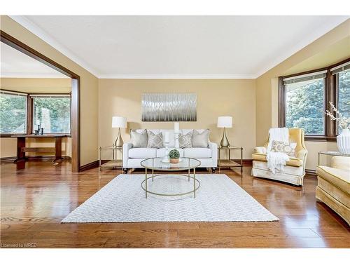 37 Heslop Court, Halton Hills, ON - Indoor Photo Showing Living Room