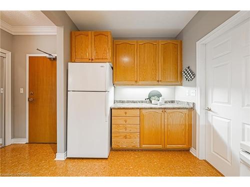 302-443 Centennial Forest Drive, Milton, ON - Indoor Photo Showing Kitchen