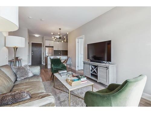 302-216 Oak Park Blvd Boulevard, Oakville, ON - Indoor Photo Showing Living Room