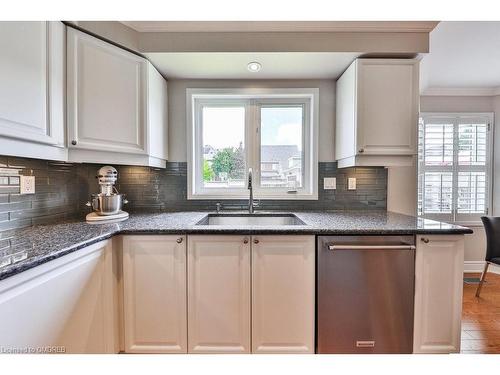 8 Inverhuron Trail, Oakville, ON - Indoor Photo Showing Kitchen With Upgraded Kitchen