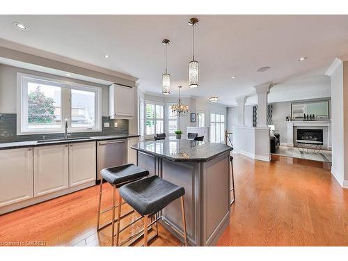 8 Inverhuron Trail, Oakville, ON - Indoor Photo Showing Kitchen With Upgraded Kitchen