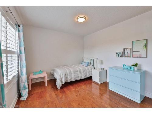 8 Inverhuron Trail, Oakville, ON - Indoor Photo Showing Bedroom