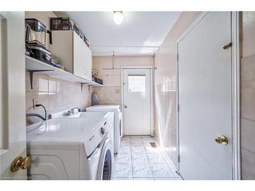 1348 Pilgrims Way, Oakville, ON - Indoor Photo Showing Laundry Room