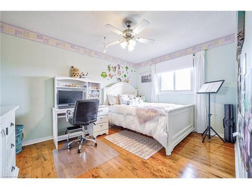 1348 Pilgrims Way, Oakville, ON - Indoor Photo Showing Bedroom