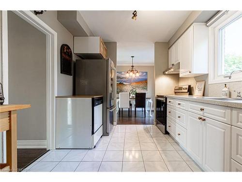 583 Turner Drive, Burlington, ON - Indoor Photo Showing Kitchen