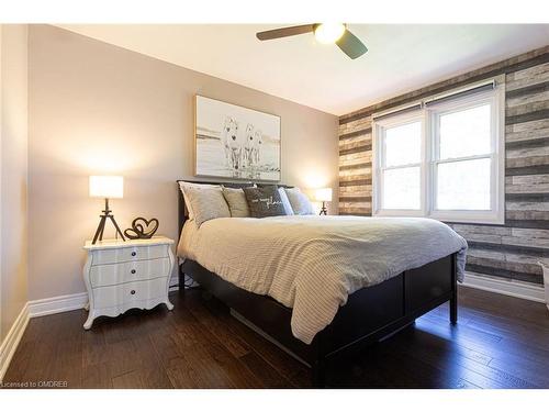 583 Turner Drive, Burlington, ON - Indoor Photo Showing Bedroom