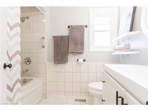 583 Turner Drive, Burlington, ON - Indoor Photo Showing Bathroom