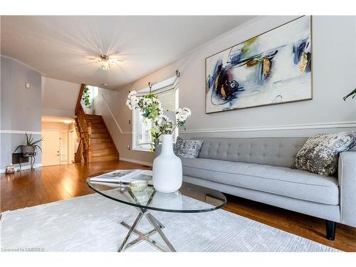 19 Foxtrot Drive, Hamilton, ON - Indoor Photo Showing Living Room