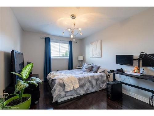 19 Foxtrot Drive, Hamilton, ON - Indoor Photo Showing Bedroom