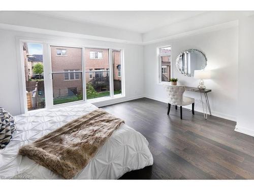 229-3070 Sixth Line, Oakville, ON - Indoor Photo Showing Bedroom