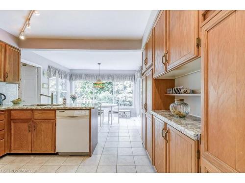 1301 Mapleridge Crescent, Oakville, ON - Indoor Photo Showing Kitchen