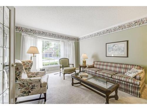 1301 Mapleridge Crescent, Oakville, ON - Indoor Photo Showing Living Room