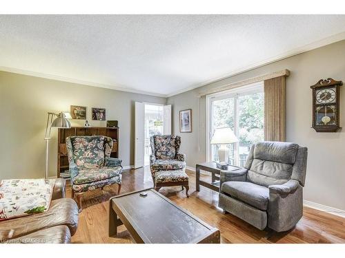 1301 Mapleridge Crescent, Oakville, ON - Indoor Photo Showing Living Room