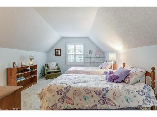 1301 Mapleridge Crescent, Oakville, ON - Indoor Photo Showing Bedroom