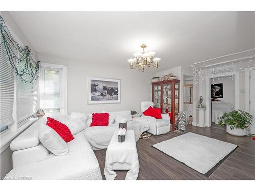 625 Sims Avenue, Fort Erie, ON - Indoor Photo Showing Living Room