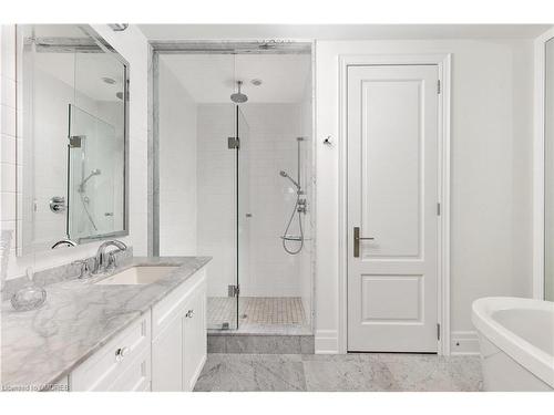 218 Dorval Drive, Oakville, ON - Indoor Photo Showing Bathroom