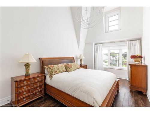 218 Dorval Drive, Oakville, ON - Indoor Photo Showing Bedroom