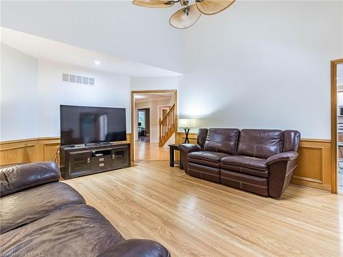 1027 Masters Green, Oakville, ON - Indoor Photo Showing Living Room