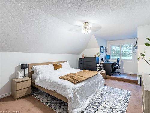 1027 Masters Green, Oakville, ON - Indoor Photo Showing Bedroom